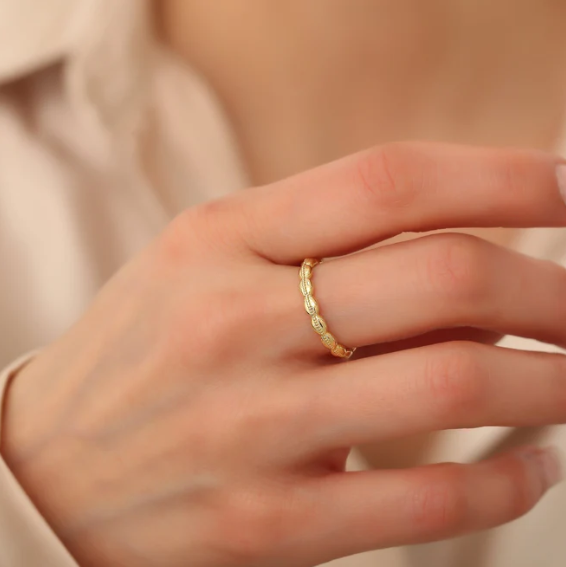 Glamor for your fingers: The Gatsby ring gives your look the perfect touch of vintage chic! 