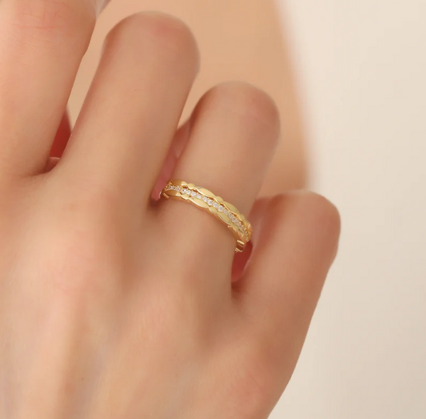 Enchanting luminosity: The Glimmering Gossamer Ring that ignites fascination on your finger!