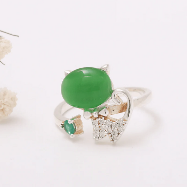 A touch of magic: the green cat ring that captivates your senses!