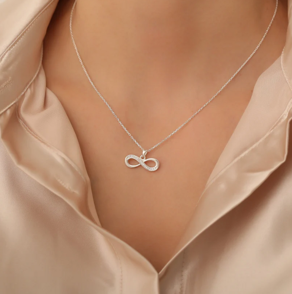 The infinity of beauty: discover the magic of the Infinite Stones necklace!