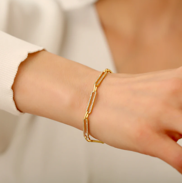 Stylish eye-catcher: The loop bracelet - a must-have for every trendsetter!