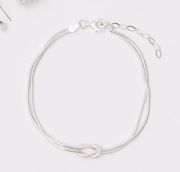 Enchant your wrist: The Loop-of-Shimmer bracelet is an absolute eye-catcher!