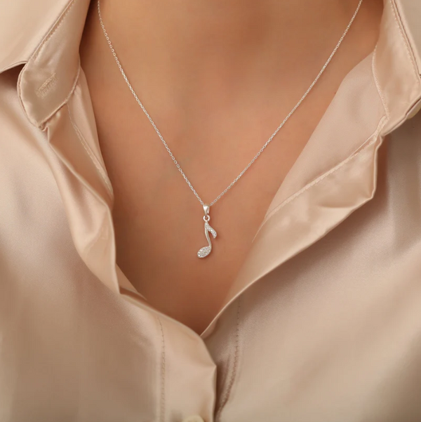 Let yourself be enchanted by the radiant Note necklace: a sparkling piece of jewelry for your outfit!