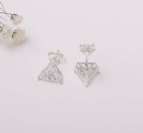 The perfect companion for geometric jewelry lovers: the unique triangle D earrings!