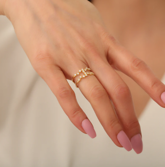 Der strahlende Blickfang für deine Hand: Entdecke den faszinierenden Twisted Shine Ring!