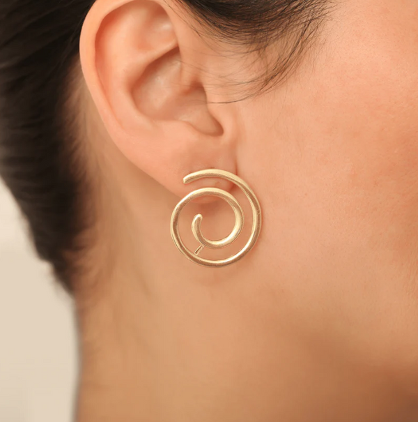 Dive into the whirlwind: the seductive whirlpool earrings that will enhance your outfit!